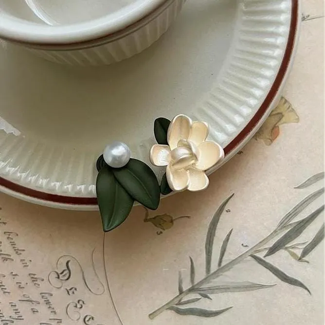 Chic Asymmetric Enamel Gardenia Flower Pearl Earrings