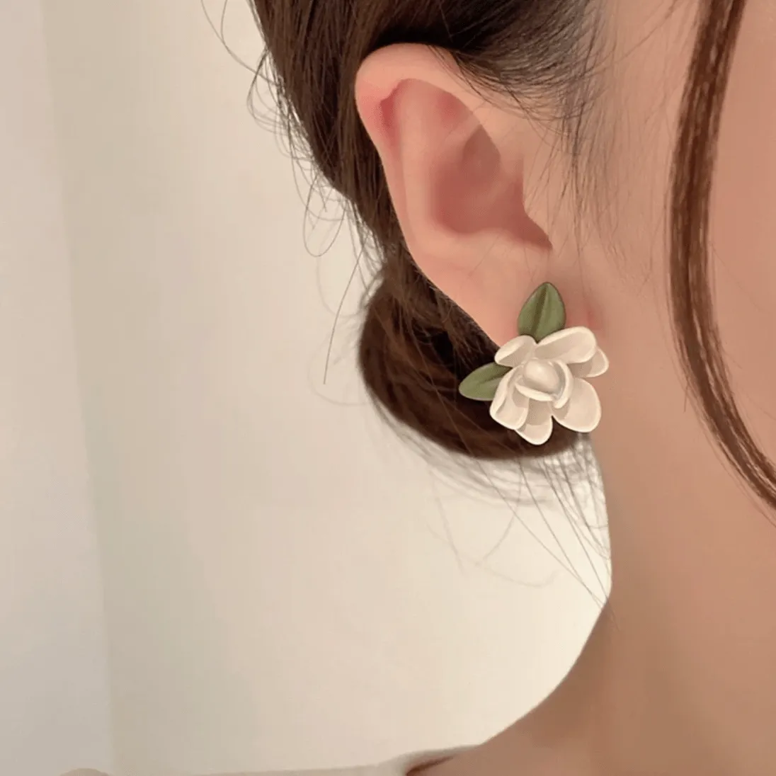 Chic Asymmetric Enamel Gardenia Flower Pearl Earrings