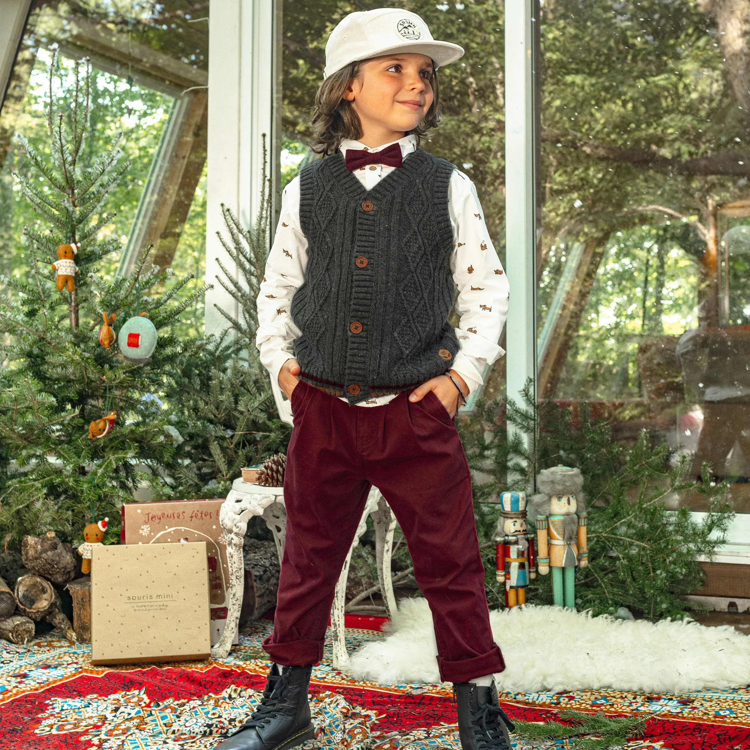 Pantalon rouge coupe ajustée en sergé brossé, enfant || Red pants of slim fit in brushed twill, child