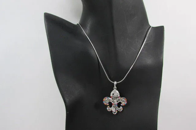 Rhinestone Outlined Fleur De Lis Pendant Necklace