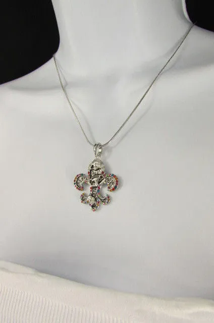 Rhinestone Outlined Fleur De Lis Pendant Necklace