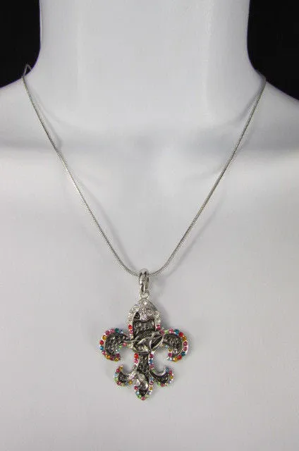 Rhinestone Outlined Fleur De Lis Pendant Necklace
