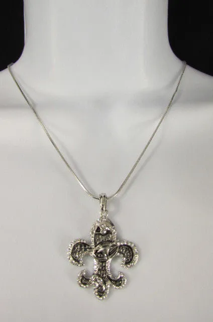 Rhinestone Outlined Fleur De Lis Pendant Necklace