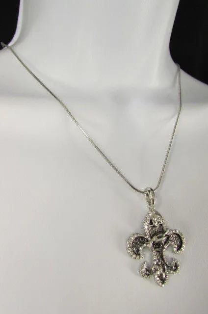 Rhinestone Outlined Fleur De Lis Pendant Necklace