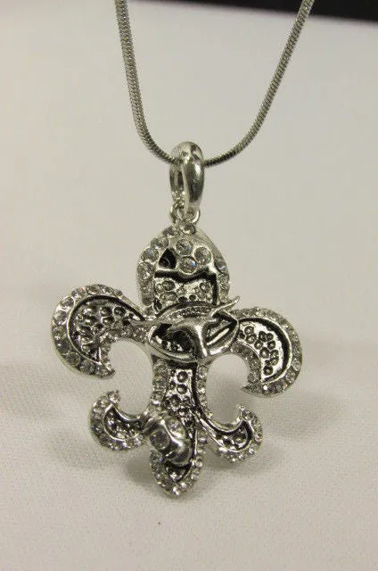Rhinestone Outlined Fleur De Lis Pendant Necklace