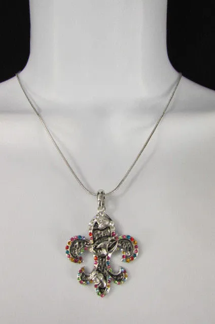 Rhinestone Outlined Fleur De Lis Pendant Necklace