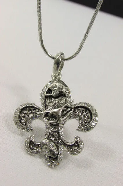 Rhinestone Outlined Fleur De Lis Pendant Necklace
