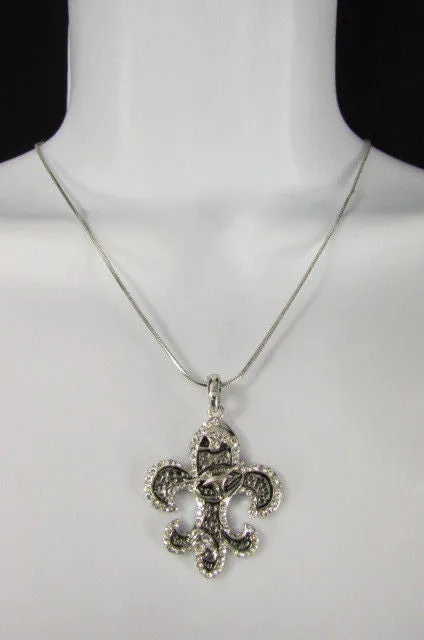 Rhinestone Outlined Fleur De Lis Pendant Necklace
